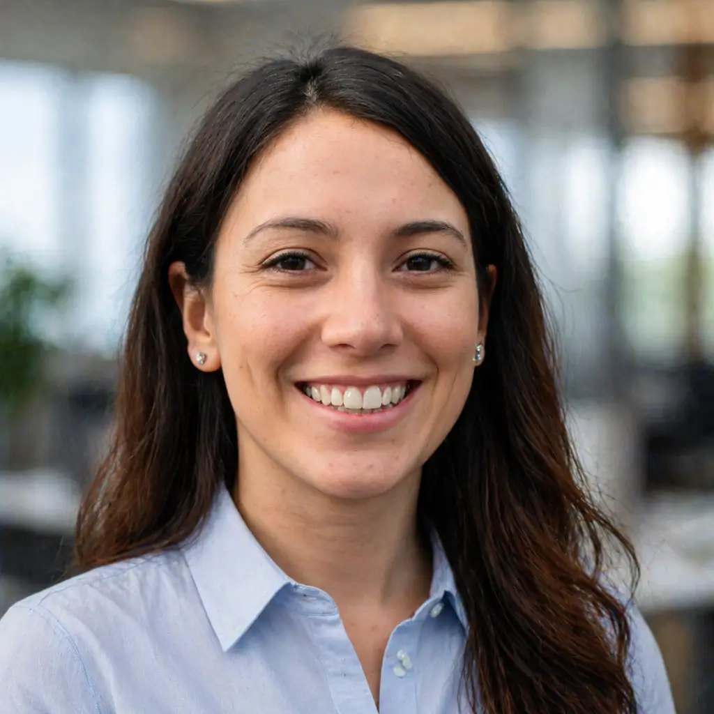 Photo de CV professionnelle pour femme générée par IA avec fond studio clair